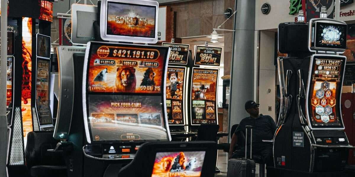 Exploring Online Gambling and the Inavegas Scam Verification Community