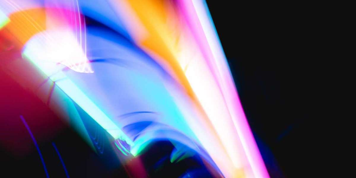 Quels sont les avantages de l'IPTV par rapport à la télévision par câble ou par satellite?